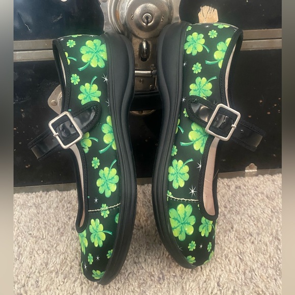 Mary Jane Shoes with Green Clover Pattern size 8M - Picture 3 of 4